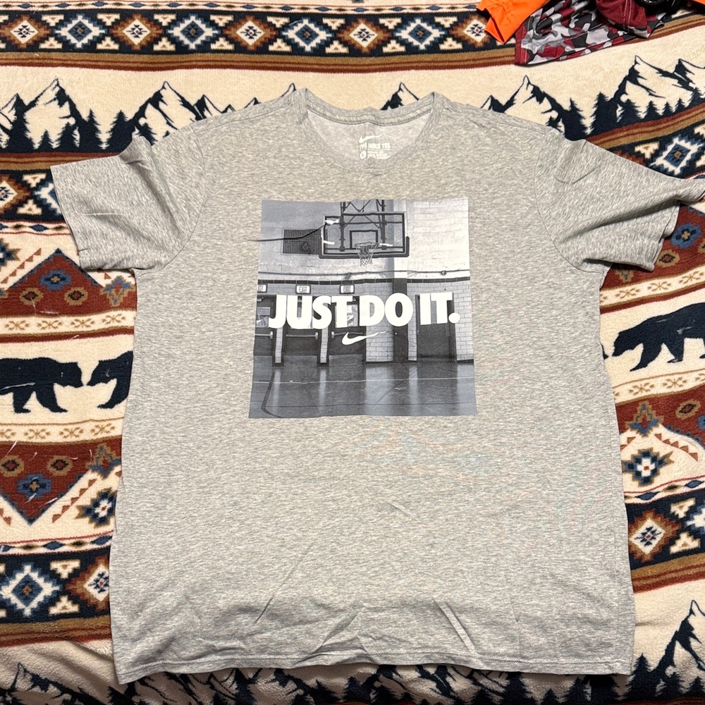 Nike Men's Gray 'Just Do It' Graphic Tee